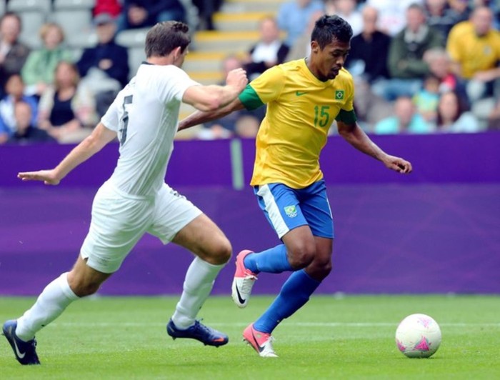 Sang hiệp 2, Brazil nâng tỷ số lên 3-0 khi Alex Sandro băng vào đón một quả đá phạt rất khôn khéo của Marcelo vào trong và đánh bại hàng thủ New Zealand ở tầm gần.